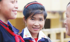 Thầy cô băng rừng, lội suối tìm trò đi học