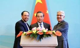 Bị Mỹ quay lưng, Pakistan quay sang 'ôm' Trung Quốc