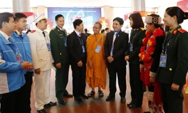 Đại biểu thảo luận bên lề ĐH. Ảnh: Hồng Vĩnh.