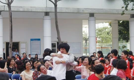 Tại mô hình Sân chơi cuối tuần, một học sinh xúc động bật khóc ôm lấy cô giáo khi nghe chuyên gia tâm lý nói chuyện về giá trị của tình cảm gia đình, thầy cô. Ảnh: Ngọc Linh.