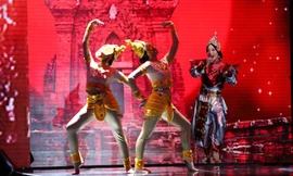 Tiết mục có yếu tố “chuyển giới” của Adam.