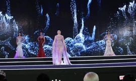 Các thí sinh trình diễn trang phục dạ hội. Ảnh: Như Ý.