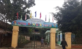 Hiệu trưởng và giáo viên cùng khóc vì quy định