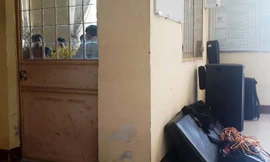  Các thành viên ban nhạc đường phố làm việc với lãnh đạo phường An Hải Tây và được trả lại nhạc cụ sau sự việc. Ảnh: Nguyễn Thành.