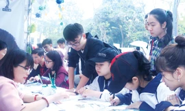 Thí sinh tham gia ngày hội tư vấn tuyển sinh tại trường ĐH Kinh tế quốc dân. Ảnh: T.H.