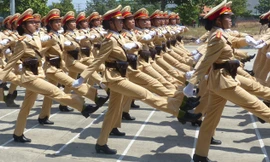 Luyện tập dưới trời nắng gắt.