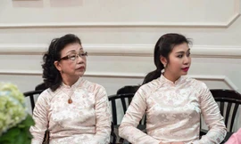 Mẹ con nhà thiết kế Ngân An - Anh Thư. Ảnh: Hoàng Mạnh Thắng.