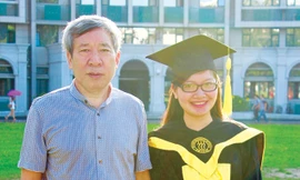 Dịch giả Minh Thương (phải) và nhà văn Diêm Liên Khoa.