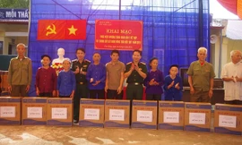 Đại tá Hoàng Việt - Phó cục trưởng Cục hậu cần Quân khu và Đại tá Nguyễn văn Tự - Phó giám đốc Bệnh viện Quân y 91 thay mặt cán bộ, chiến sĩ bệnh viện tặng quà cho các gia đình chính sách.