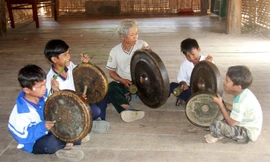 Già A Blếch dạy học trò đánh cồng chiêng.