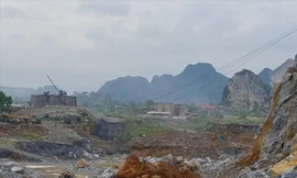 Công trường khai thác đá “âm” ngổn ngang đất đá tại núi Thung (xã Lại Xuân).