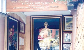 Gian mô hình “Chân dung Nữ thần Sự thật và Công lý” trưng bày tác phẩm thêu chủ đề về Nam Phương Hoàng hậu.