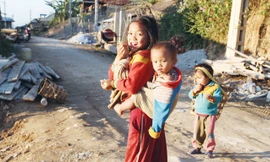 Trẻ em vùng biên giới Keng Ðu.