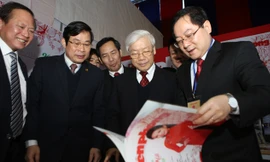 Tổng Bí thư Nguyễn Phú Trọng đến thăm gian trưng bày của báo Tiền Phong tại Hội Báo Xuân 2015. Trong ảnh: Tổng Biên tập báo Tiền Phong, ông Lê Xuân Sơn giới thiệu với Tổng Bí thư về các ấn phẩm Xuân của báo Tiền Phong.