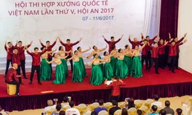 Đoàn La Salle Chorale của Philippine với phần biểu diễn pha phong cách Jazz đã giành ngôi quán quân năm nay. Ảnh: Nguyễn Thảo.