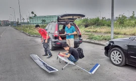 Nhóm sinh viên của Viện Cơ khí Động lực đang đo đạc thông số của máy bay không người lái sử dụng năng lượng mặt trời.