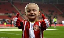 Cậu bé Bradley Lowery ngoan cường chiến đấu với ung thư, không phai nhạt tình yêu với bóng đá. Ảnh: Daily Mail.