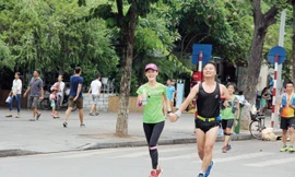 Vợ chồng cô giáo tiếng Anh Nguyễn Phương Thuỳ luôn sát cánh bên nhau cả trên đường chạy và đường đời. Ảnh: T.P.