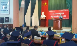 Phó Tổng Biên tập báo Tiền Phong, nhà báo Phùng Công Sưởng, phát biểu tại buổi lễ trao bằng. Ảnh: DN.