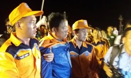 Một trong 2 thuyền viên được cứu sống cập bờ lúc 21 giờ ngày 28/3. Ảnh: Mạnh Thắng.