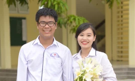 Em Lê Quang Dũng (bìa trái) chụp ảnh lưu niệm với các bạn cùng lớp. 