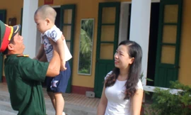 Khoảnh khắc hạnh phúc của thượng úy Nguyễn Công Vũ khi đón vợ con ra thăm tại đơn vị.