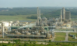 Nhà máy lọc hóa dầu Dung Quất chuẩn bị được mở rộng, hiện mới có các sản phẩm lọc dầu. Ảnh: Trần Ninh.