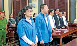 Hai bị cáo Huỳnh Thị Huyền Như và Võ Anh Tuấn tại tòa. Ảnh: Tân Châu.