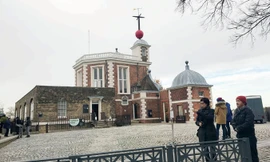 Quả cầu thời gian màu đỏ trên nóc toà nhà chính của Ðài Thiên văn Hoàng gia Greenwich.
