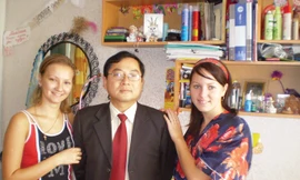 Chụp ảnh với hai nữ sinh Nga trong căn phòng ký túc xá tác giả từng ở hơn 20 năm trước đó (thời điểm chụp 2007).