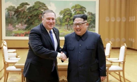Nhà lãnh đạo Triều Tiên Kim Jong-un bắt tay Ngoại trưởng Mỹ Mike Pompeo hôm 9/5. Ảnh: KCNA.