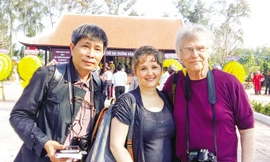 Mike Hastie cùng con gái tại Sơn Mỹ với tác giả bài viết.