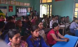 Hướng dẫn đồng bào ở xã Pa Tầng (Đakrông) kê khai thủ tục làm giấy đăng ký kết hôn, quốc tịch.