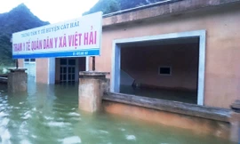 Xã đảo Việt Hải biến thành biển nước, nhiều căn nhà bị nhấn chìm. Ảnh: Đỗ Hoàng.