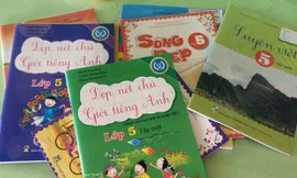 Trong số sách tham khảo mà học sinh tiểu học phải mua còn có cả luyện viết chữ đẹp Tiếng Anh.