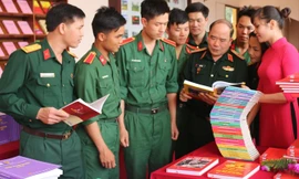 Lãnh đạo Trường Sĩ quan Lục quân 1 và cán bộ, ĐVTN nhà trường sôi nổi tham gia ngày hội sách.