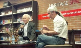 Nhà nghiên cứu Lại Nguyên Ân (trái) kể về hành trình “trục vớt” tác phẩm Phan Khôi. Ảnh: Trung Dũng.