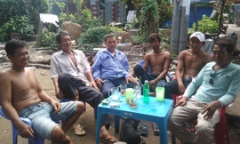 Đội thợ lặn đang trục vớt tàu chìm.