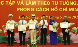 Ông Võ Văn Thưởng trao bằng khen cho các cá nhân, tập thể điển hình trong học tập và làm theo tư tưởng, đạo đức Hồ Chí Minh. Ảnh: Như Ý.