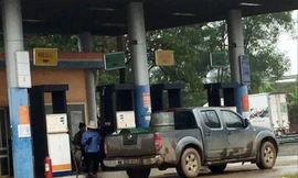 Nhân viên của Cty Đức Chi vẫn bán xăng cho người dân.