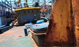 Tàu cá ở miền Trung gỉ sét. Ảnh: Trần Tuấn.