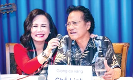 Thanh Tuyền không những chủ động nắm tay Chế Linh mà còn thuyết phục ông hát ngẫu hứng tại họp báo chương trình Con đường xưa em đi. Ảnh: Hải Bá.