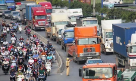 Khu vực Cảng Cát Lái là một trong hai điểm “nóng” về ùn tắc giao thông tại TPHCM. Ảnh: Huy Thịnh.