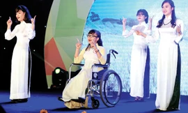 Dù bị khuyết tật vận động, nhưng Nguyễn Phương Linh (SN 1993, Hà Nội) tham gia sinh hoạt với CLB người điếc. Trong đêm chung kết, Linh thể hiện tài năng hát bằng ngôn ngữ ký hiệu. Ảnh: Xuân Tùng.