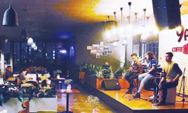 Thu phí âm nhạc tại các cơ sở kinh doanh khách sạn, quán bar, cà phê đúng luật nhưng phải theo thỏa thuận.
