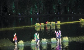 Thôn nữ cấy lúa trong bộ dạng con rối. Ảnh: N.M.Hà.