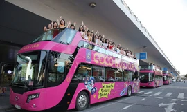 Chiều 20/8, hơn 40 thí sinh Hoa hậu Việt Nam 2018 đổ bộ xuống sân bay Ðà Nẵng và di chuyển về Tổ hợp vui chơi giải trí và nghỉ dưỡng Cocobay Ðà Nẵng bằng xe bus hai tầng.