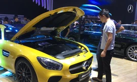 Khách hàng chọn mua xe. Ảnh: Tuấn Nguyễn.