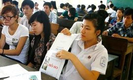 Thí sinh làm hồ sơ dự thi ĐH, CĐ năm 2014.