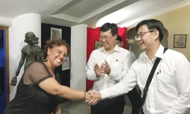 Bí thư Thành Đoàn La Havana Mai Linh bắt tay Bí thư Thành Đoàn Hà Nội Nguyễn Văn Thắng.